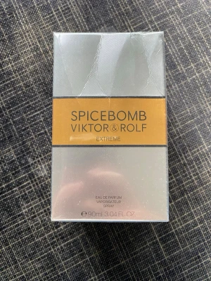 Spicebomb Extreme från Viktor & Rolf - Spicebomb Extreme Eau de Parfum från Viktor & Rolf är en intensiv herrdoft i en elegant silverfärgad och guldtonad förpackning. Flaskan rymmer 90 ml och har en modern, maskulin design. Perfekt för dig som gillar kryddiga och kraftfulla parfymer.