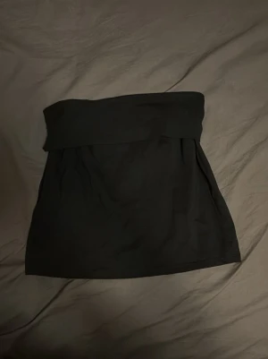 Svart folded kjol  -  svart folded kjol från Lindex. Storlek 158-164. Använd 1 gång. 