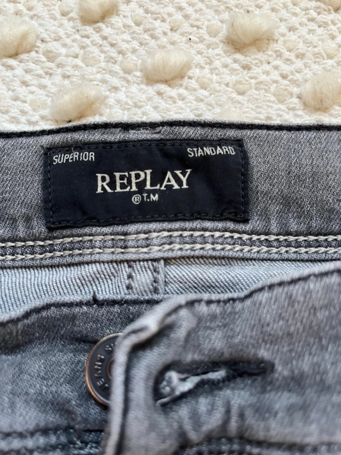 Grå jeans från Replay Wallys