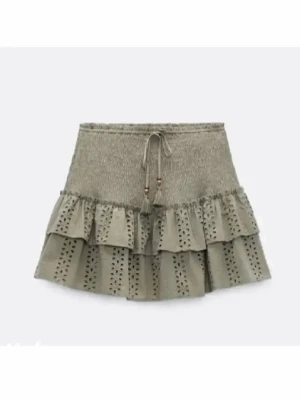 Zara kjol - Jättefin kjol från zara i storlek s, använd en gång så den är som ny, finns inbyggda shorts under kjolen