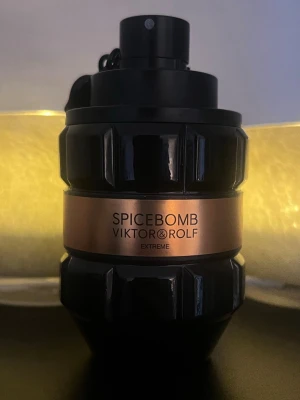 Spicebomb Extreme från Viktor & Rolf - Stått och samlat damm i ett halvår så har bestämt mig för att sälja den istället. Köpt på Åhlens i Nyköping December 2025. Bör vara minst 85ml, om inte mer kvar. Hör av er kring frågor!