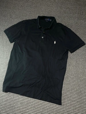 Piké från Ralph Lauren - Säljer denna feta piké från Polo Ralph Lauren i storlek M Slim fit! Skjortan är i mycket bra skick utan skavanker! | Nypris: ca 1500kr | Tveka inte på att höra av dig vid funderingar!