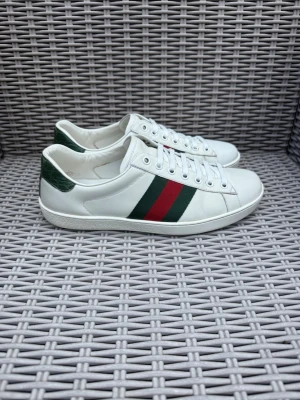 Gucci Ace - Gucci Ace || Storlek EU 40,5 UK 6,5 || Skorna är i mycket bra skick (se bilder) || Tveka inte på att höra av dig vid frågor eller funderingar 