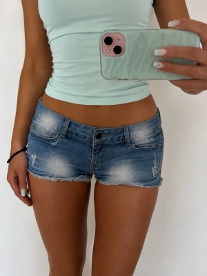 Lågmidjade jeansshorts - 👕 Plagg: Jeansshorts                                                          📏 Storlek: 38, midjemått 39 cm                                                                                                            ✨ Skick: Fint skick                                                        💬 Vid frågor är det bara att skriva!                                                                                          🛍️ Gramenti