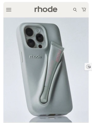 ÄKTA grått Rhode skal till IPhone 14 Pro - Ett äkta Rhode skal till iPhone 14 Pro. Bor i USA och köpte det där men har nu skaffat en ny mobil och skalet passar inte längre. Är just nu i Sverige och tänkte försöka sälja det medans jag är här. Skalet har bara använts i några månader och kan även skicka bild! Kan även visa kvitto som bevisar att de är äkta. Läppglans tillkommer inte. 🩷