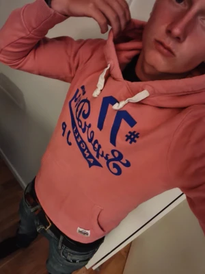 Superdry hoddie  - Fin superdry hoddie i väldigt bra skick modellen på bilden är 177cm och den passar bra men något tajt 