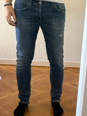 Dondup George Jeans - Säljer de här snygga Dondup jeansen i modellen ”George” då de inte längre kommer till användning.   Måtten finns på bild och är följande - midja 45 cm, ytterben 106 cm, benöppning 17,5 cm och innerben 78cm. Skulle säga ungefär W34 L34 📐🙌🏼 Hör av dig vid frågor eller fler bilder!     Kika gärna på min sida för fler snygga jeans✅