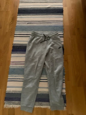Gråa mjukisbyxor från Nike XL - Det är barnstolek med XL