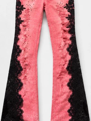Jeans med spets  - Jeans med spets Midjemått: 68 cm Innerbenslängd: 72cm  Rekommenderas tvättas ut och in 💕 korall färgade 