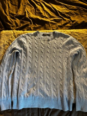 Polo Ralph Lauren kabelstickad tröja - Märke:Polo Ralph Lauren Nypris:2499 kronor mitt pris 449 kronor Storlek:S Skick:Mycket bra