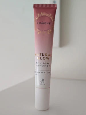 Lumene Natural Glow Berry Blush - Flytande rouge från Lumene i nyansen 4 Berry Blush. Kommer i en smidig tub på 20 ml med rosa och vit design samt gulddetaljer. Ger en naturlig glow och är vegansk. Perfekt för att fräscha upp kinderna med en mjuk, bärig ton. Använd en, två gånger. 
