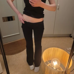 Svarta Lågmidjade Kostymbyxor - säljer mina egensydda kostymbyxor. De är tighta och har en väldigt låg midja, vilket ger en snygg och modern look. Perfekta för både vardag och fest! Passar XXS-XS! Är perfekta i längden på mig som är 165! 