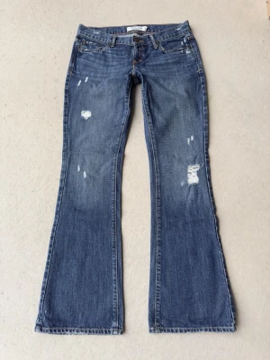 Abercrombie & Fitch low bootcut jeans med revor  - perfekta jeans i utmärkt skick ✨ leverans inom 24h 🩵för storlek S 100 % bomull mycket bra kvalité  storlek 2 enligt lappen känns som W27  midja rakt över 38 innerben 76 lår 22 