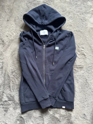 Les deux zip - Säljer nu min väldigt fräscha Les deux zip tröja, köpt på Local store i Skellefteå. Storlek S. Den är endast använd nån gång. - Marinblå - Storlek S