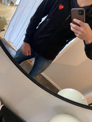 commes des garcons - Svart zip up hoodie med ett klassiskt hjärta på andra sidan av bröstet , Storlek S och passar typ till allt , vid fler frågor skriv privat 😉