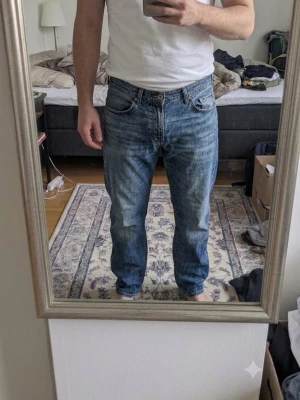 J.lindberg jeans - Eleganta och snygga jeans i stockholmsstil. Det finns ett spänne i jeansen som sitter ganska löst och lätt kan fixas genom att sy, eller fixas. Dessutom är jeansen i gott begagnat skick med naturlig blekning. Jeansen levererades med... Modellen är 175 cm lång och väger 71 kg, men jeansen har använts av någon som är 182-184 cm lång och väger 79 kg och de passar dem.
