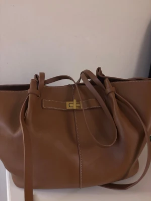 Brun/Camel axelväska Gina Tricot 🤎 | Torebka damska brązowa - Snygg brun caramel/brun axelväska från Ginatricot. Väskan har stilren design med guldfärgat spänne och gott om plats för vardagens saker. Perfekt som en vardagsväska till skolan, jobbet eller är ute på stan! ✨Väskan har: •rimligt huvudfack  •innefickor •Innerficka med dragkedja •Guldfärgat spänne • Snygga axelremmar • Samt klassisk brun/caramel färg som passar till många outfits🤎🍂  