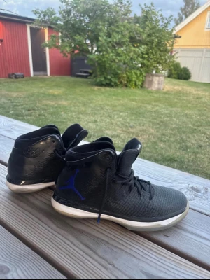 Svarta Air Jordan sneakers - Säljer ett par svarta Air Jordan sneakers, basketskor, enbart använda inomhus 