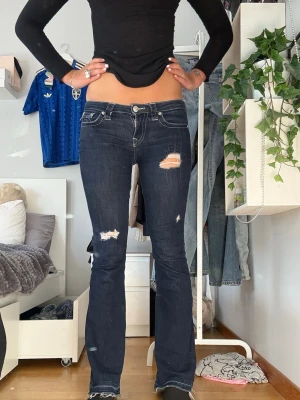 Mörkblå jeans true religion low waist bootcut  - Jag säljer ett par jätte fina true religion jeans i st 26🥰dom är egentligen mid waist men har sytt dom mer low skriv om ni har frågor 💕💕 pris kan diskuteras 