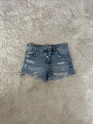 Ljusblåa jeansshorts från Zara - Säljer dessa snygga blåa jeansshorts från Zara, i storlek 34. Shortsen är använda ett fåtal gånger, men fortfarande i bra skick.💕