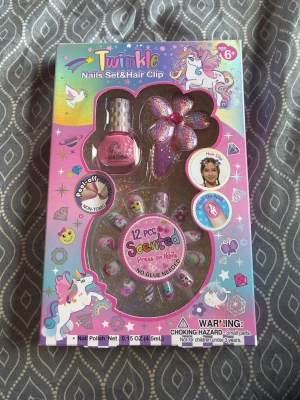 Twinkle press-on naglar enhörning - Sött set med 12 doftande press-on naglar i pastellfärger med enhörnings- och emoji-motiv. Inkluderar även rosa nagellack och en glittrig blomformad hårklämma. Perfekt för dig som gillar färgglada och lekfulla naglar utan lim.
