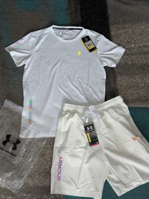 Under Armour Set - Hej säljer en Under Armour Set med både shorts och T-shirt. Den är gjort av riktigt hög material så riktigt bra kvalitet. Perfekt för träning eller vardagar. Alltid skickas om 24 timmar✅. TVEKA INTE ATT SKICKA EN BUD.