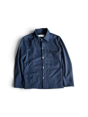 Mörkblå overshirt med fickor - Stilren mörkblå overshirt med klassisk krage och tre utanpåliggande fickor framtill. Overshirten har raka ärmar och stängs med knappar. Tillverkad i ett slätt tyg som ger en clean look och passar perfekt till lager-på-lager-stil.