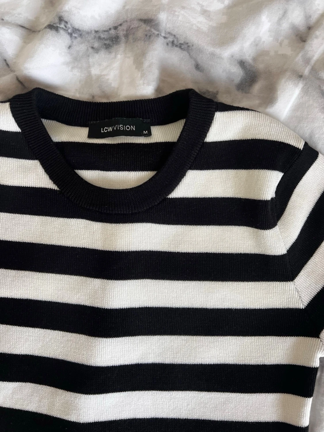 Randig svartvit t-shirt - 2