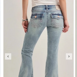 Nya true religion jeans  - Säljer mina true religion jeans som endast är testade, storlek 25. ”Limited edition” med rosa sömmar och koppar färgade knappar🩷