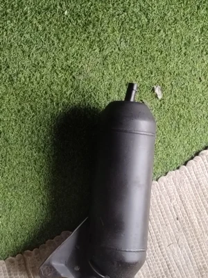 Svart avgassystem till moped - Säljer ett yazuni eco rör till vivacity/ speedfight 2. Tillverkad i metall med rund ljuddämpare och böjt rör. Monteringsfäste sitter fast på ljuddämparen. Perfekt för dig som vill byta ut eller uppgradera ditt nuvarande avgassystem. Väldigt bra skick endast kört med fem gånger