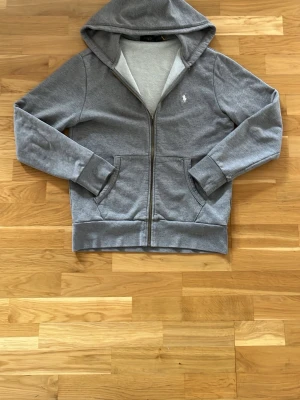 Ralph lauren zip Hoodie - Perfekt skick⭐️Inga skador eller såvidare…        Storlek [S] passar S-M 