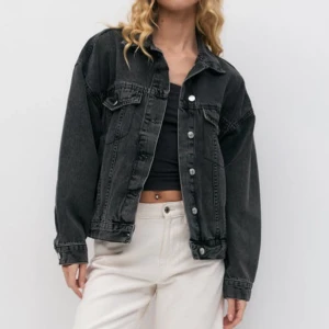 Loose denim jacket - Mörkgrå oversized jeansjacka med två stora innerfickor. Köpt från Gina för 600kr. Säljer då den tyvärr ej kommer till användning längre 💗