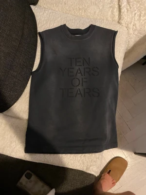 Our legacy väst - Our legacy väst från den ikoniska 10 års kollektionen. Har en lite fady och hård look. Passar både s-m även om Det står 48 i.  Har litet defekt  märke breve armhålan men som e samma färg de fadade så de märks ej så mycket och har ej försökt ta bort så kanske kan få bort om man vill