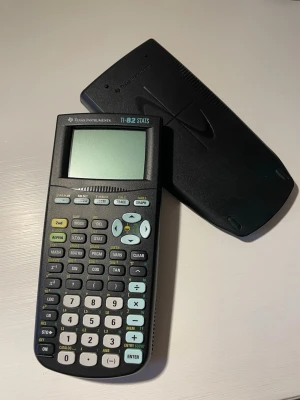 Grafräknare - Säljer min Texas instrumental ti-82 grafräknare. Den är i väldigt fint skick och är sparsamt använd. 