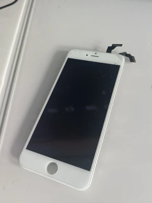 Vit LCD-skärm till iPhone - Byt ut din trasiga skärm med denna vita LCD-display till iPhone. Komplett med touchfunktion, hemknapp och flexkablar. Perfekt för dig som vill fixa mobilen själv. Passar modeller med rund hemknapp och vit front. Vet inte om den funkar har  aldrig testat den, för iPhone 7 Plus 