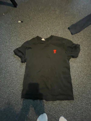 Ami paris - Ami paris t shirt jag är 170 och den passar perfekt på mig