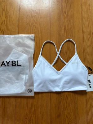 Oanvänd sport-bh från AYBL - Säljer denna eftersom den inte passade mig. Ursprungligt pris 338 kr. En sport-bh med snyggt korsade band på ryggen och uttagbar padding. 