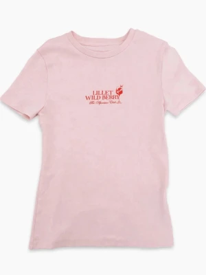 Ljusrosa t-shirt med röd text - Snygg ljusrosa t-shirt med trycket 'Lillet Wild Berry' i rött framtill. Klassisk rund halsringning och korta ärmar. Perfekt för en avslappnad och trendig look.