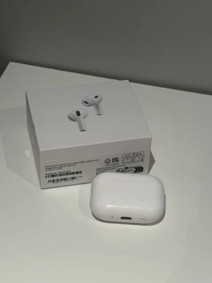 Apple Airpods pro - Säljer ett par vita Apple AirPods Pro 3 med laddningsetui och extra silikonpluggar i olika storlekar. Hörlurarna har en stilren, kompakt design och levereras i originalförpackning. Perfekta för dig som vill ha brusreducering och smidig anslutning till iPhone. 1;1