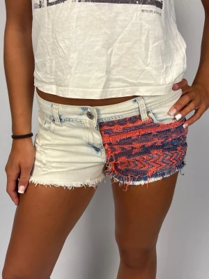 Såå fina jeansshorts  - Superfina och sommriga jeansshorts | Jättefint skick! | Jag är 168cm lång och väger 60kg | Midjebredd 43cm | Kontakta mig vid fler frågor eller funderingar!💗