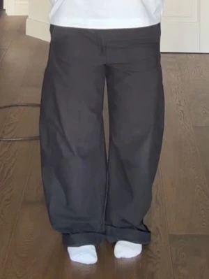 Svarta barrel byxor!  - Säljer ett par svarta jersey barrel pants från Uniqlo i storlek M! Sitter jätte bra men används tyvärr inte så mycket längre! 