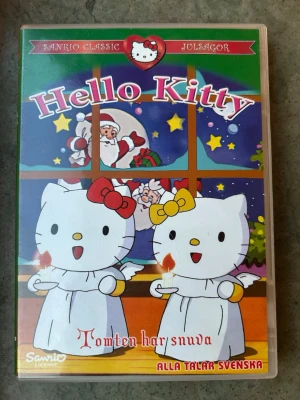 Hello Kitty: Tomten har snuva DVD - Hello Kitty - Tomten har snuva DVD med julberättelser. Speltid 45 minuter. Bildformat: 4:3. Ljud: Stereo 2.0.  Finns på språk: Svenska, Norska   OBS!! skivorna är begagnade så det kan förekomma repor/hairlines på skivorna, men då jag kollar igenom alla filmer jag säljer garanterar jag att alla funkar felfritt om inget annat står! :)