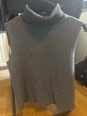 Stickad polo tröja - Stickad tröja med polo krage från Zara, använd typ 5 gånger. Storlek XS