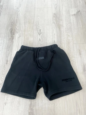 Svarta Essentials shorts med tryck - Snygga och bekväma Essentials shorts i svart Passar ungefär 160–170 cm Fint skick och redo att användas Snabb leverans 📦 Perfekta till både vardag och gym