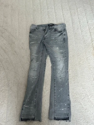 Lorenzo flared jeans  - Säljer ett par grå Lorenzo flared jeans i storlek 30 . Ny pris ca 1000kr 