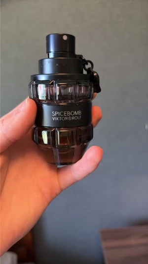 Spicebomb parfym från Viktor & Rolf - Äkta Viktor&Rolf Spicebomb Original, 50 ml. Knappt använd och i mycket fint skick. Se bilder för exakt mängd kvar. Förvarad inomhus och varsamt använd. Skickas väl emballerad.