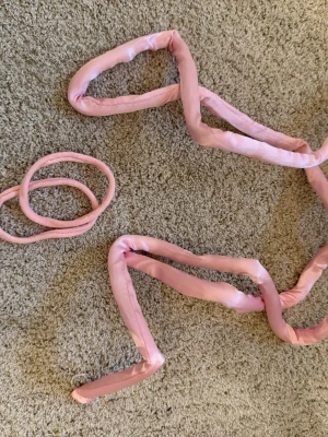 Rosa heatlesscurls band för håret - Rosa heatlesscurls band i mjukt tyg, perfekta för att skapa lockar utan värmeverktyg. Får även med två små rosa hårsnoddar i mjukt tyg. Spolarna är långa och flexibla, vilket gör dem enkla att använda och bekväma att sova med. Passar alla hårtyper och ger fina, naturliga lockar.