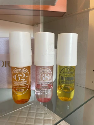 Sol de Janeiro parfymmist trio - Tre olika parfymmister från Sol de Janeiro i snygga flaskor med vita lock. 62 i doft av pistage & salt karamell, 68 i doft av brasiliansk jasmin och den gula med Rio Radiance. Perfekt för dig som gillar fräscha och söta dofter.