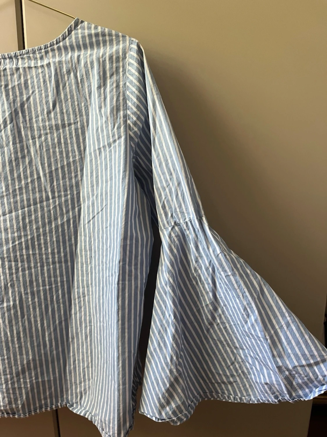 Blåvit randig blus med vida ärmar - 2