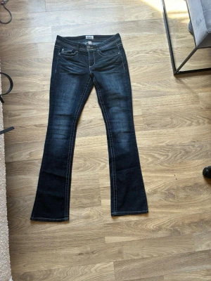 Marinblåa jeans - Blåa jeans från mudd i storlek 7 och känns typ som S. 
